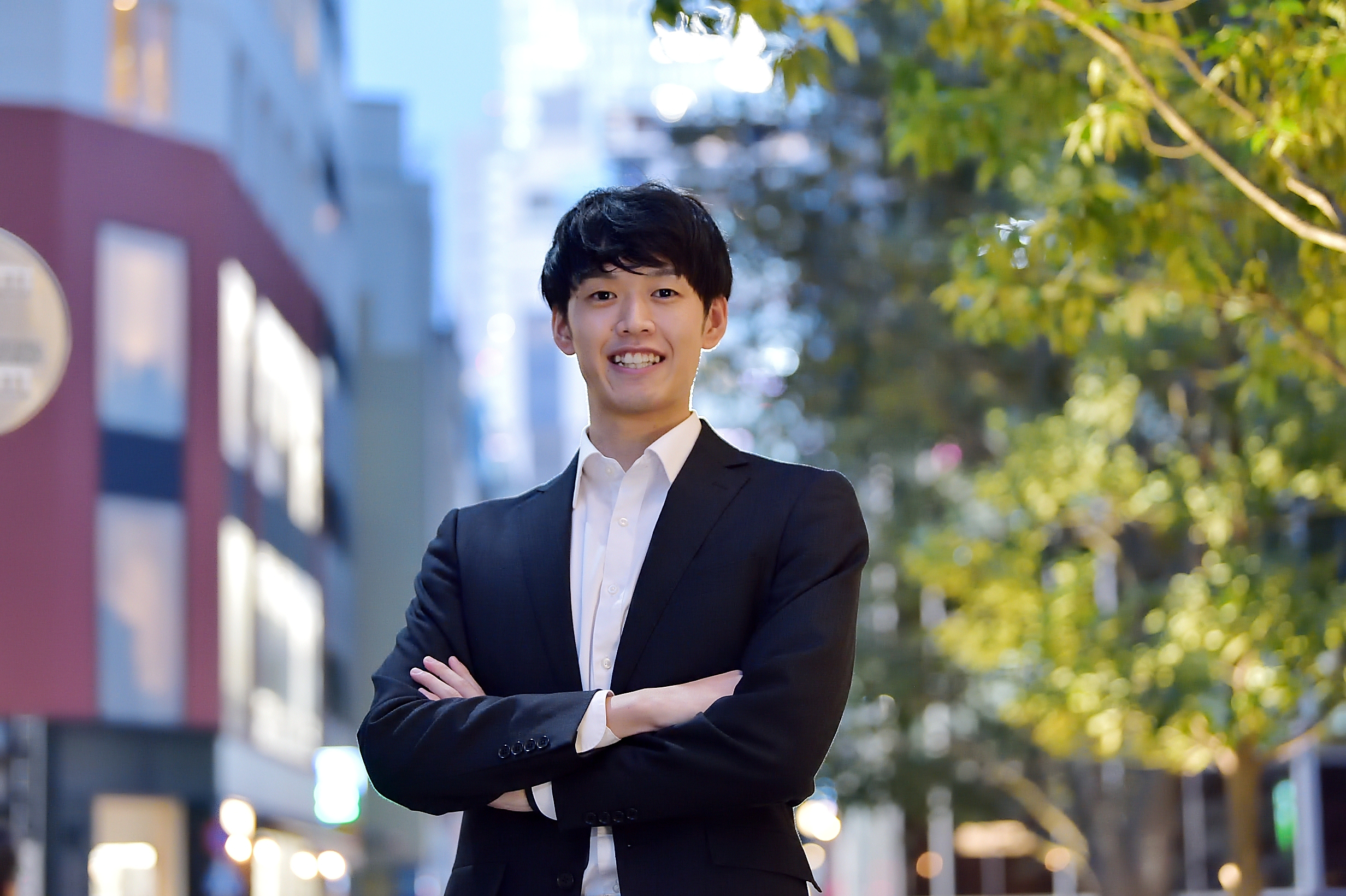 男性社員2人がノートパソコンの画面を見ながら楽しそうに相談をしています。